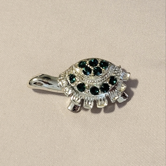 Vintage Turtle Brooch/Pin~Silver w/Emeralds. 1.5" × ¾" - Picture 5 of 5